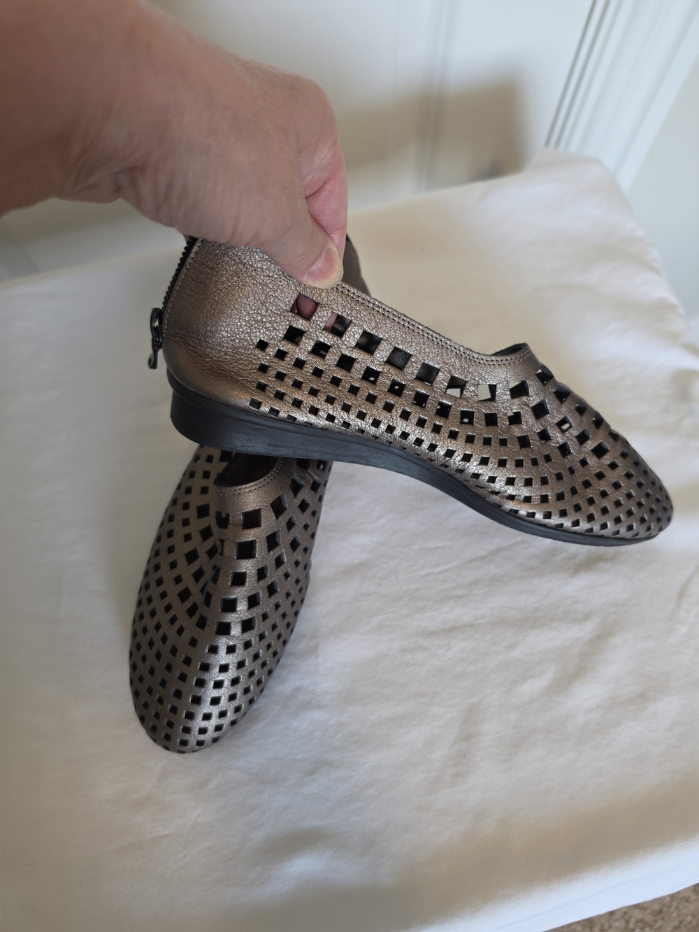 ARCHE NIRICK METALLIC NUBUCK LEATHER PERFORATED FLATS SIZE 8